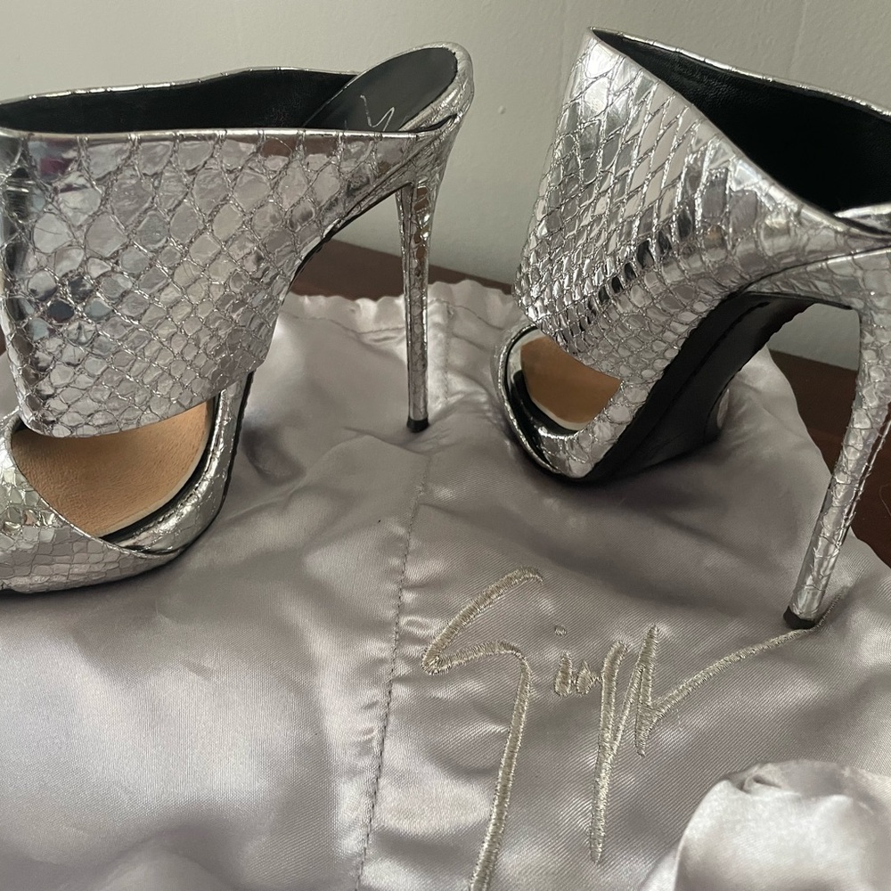 Gorgeous silver heels
Size 6 1/2
Great condition